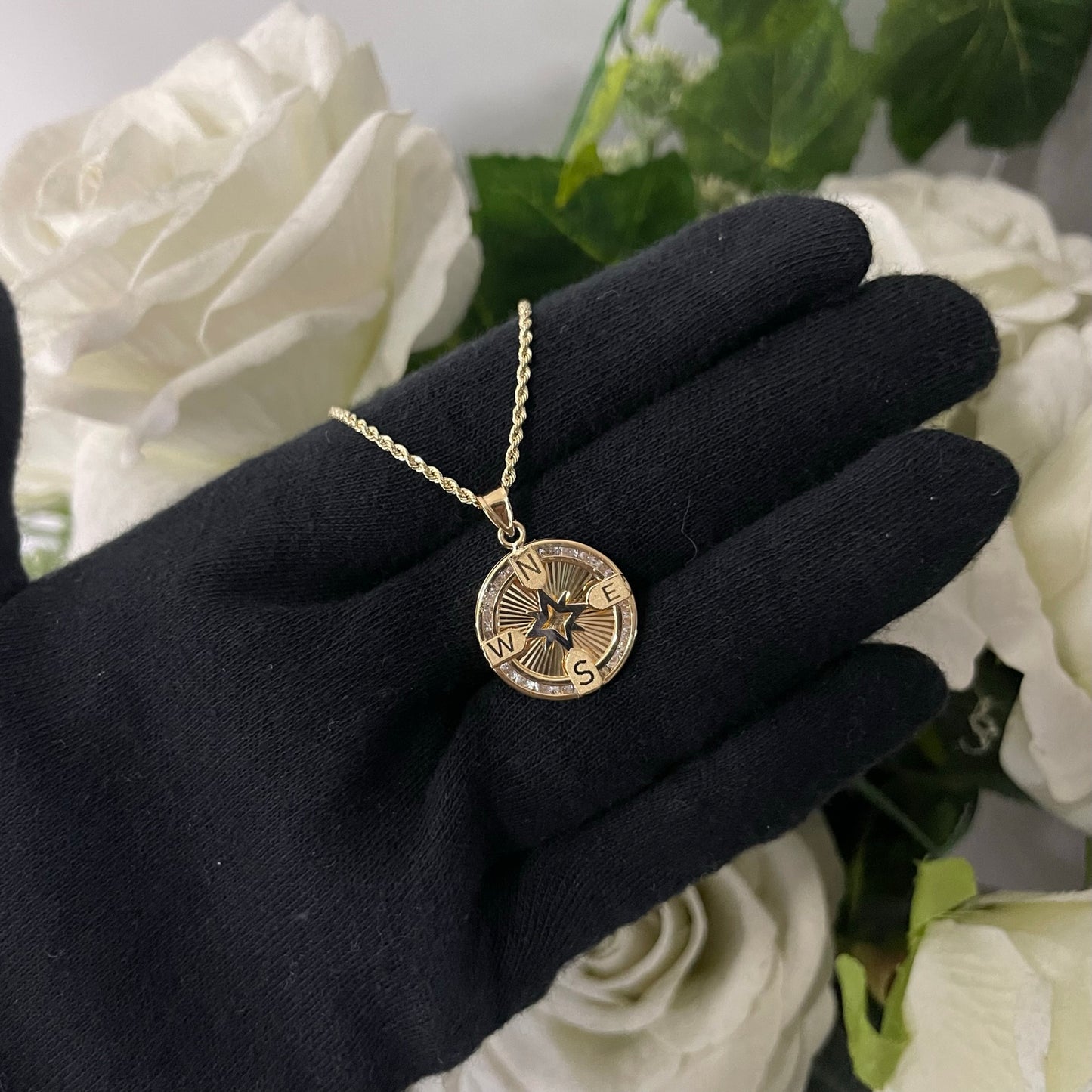 Collana fune con rosa dei venti oro e zirconi